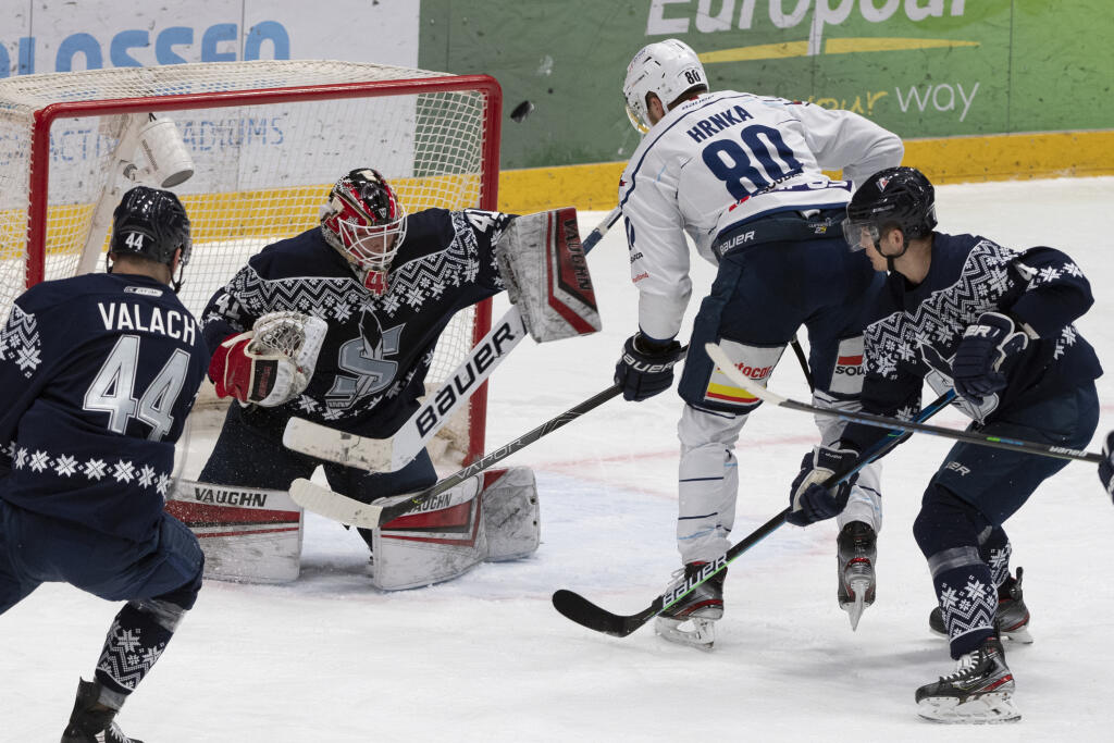 Na snímke sprava Nerijus Ališauskas (Slovan), Tomáš Hrnka (Nitra), brankár Tyler Parks a Juraj Valach (obaja Slovan) počas 26. kola hokejovej Tipos extraligy HC Slovan Bratislava - HK Nitra 30. decembra 2020 v Bratislave. FOTO TASR - Pavel Neubauer