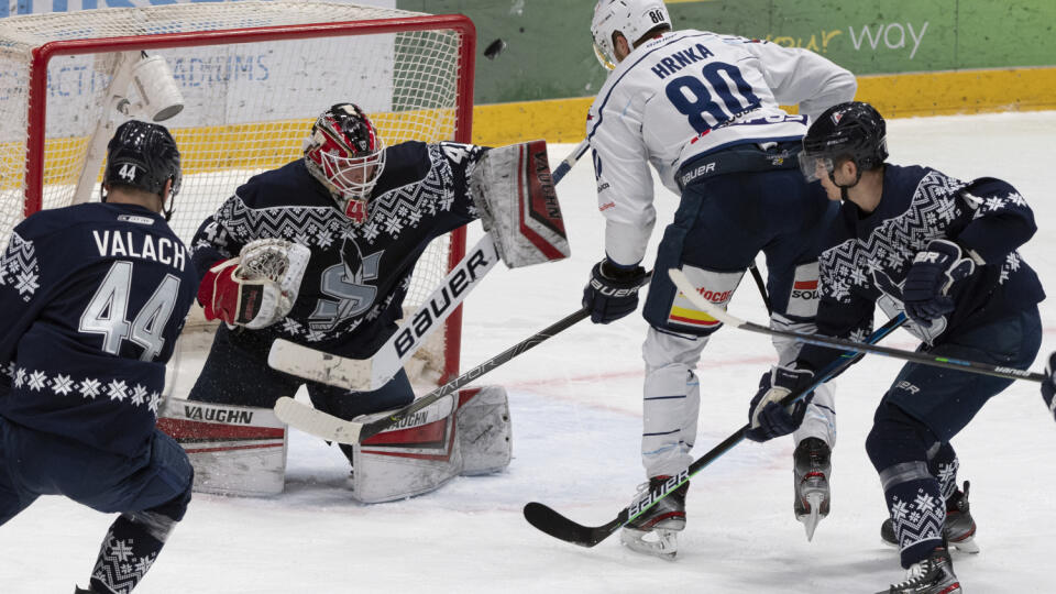 Na snímke sprava Nerijus Ališauskas (Slovan), Tomáš Hrnka (Nitra), brankár Tyler Parks a Juraj Valach (obaja Slovan) počas 26. kola hokejovej Tipos extraligy HC Slovan Bratislava - HK Nitra 30. decembra 2020 v Bratislave. FOTO TASR - Pavel Neubauer