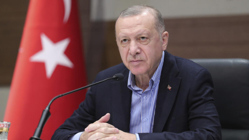 Wa 115 Istanbul - Turecký prezident Recep Tayyip Erdogan počas tlačovej konferencie v Istanbule v nedeľu 13. júna 2021. FOTO TASR/AP
Turkey's President Recep Tayyip Erdogan pauses, during a news conference at the Ataturk airport in Istanbul, Sunday, June 13, 2021, before leaving for a NATO summit in Brussels, hoping to smooth relations with Turkey's Western partners.President Joe Biden and Turkish counterpart Recep Tayyip Erdogan have known each other for years, but their meeting Monday will