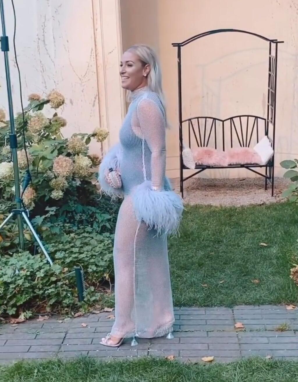 Bývalá tenistka sa objavila na párty známej kliniky krásy v Prahe, kde bola stredobodom pozornosti vďaka svojmu outfitu.