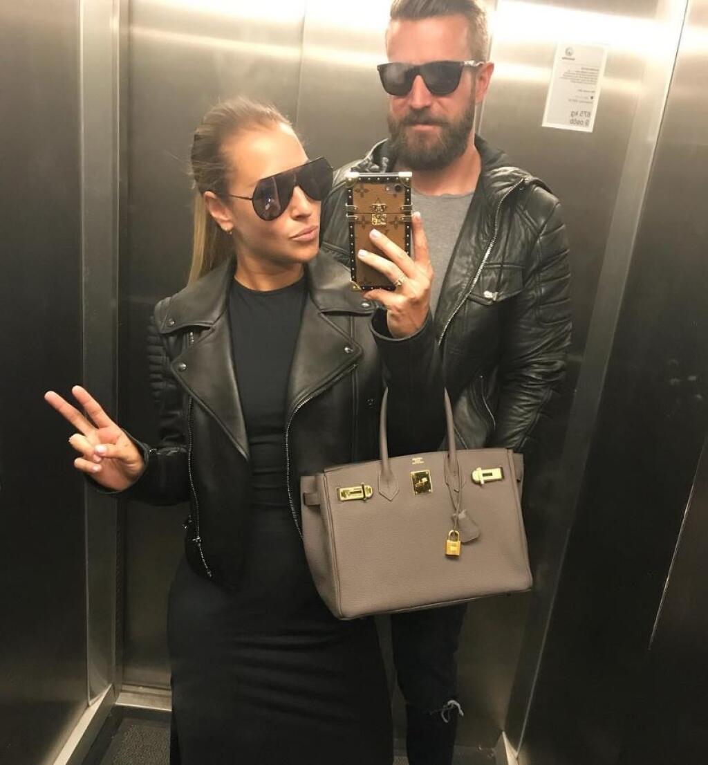 Domča Cibulková prepadla aj selfie fotografiam. Tie si najčastejšie robí vo výťahu svojím smartfónom, na ktorom sa ligoce hriešne drahý obal. Za koľko? Čítajte ďalej!