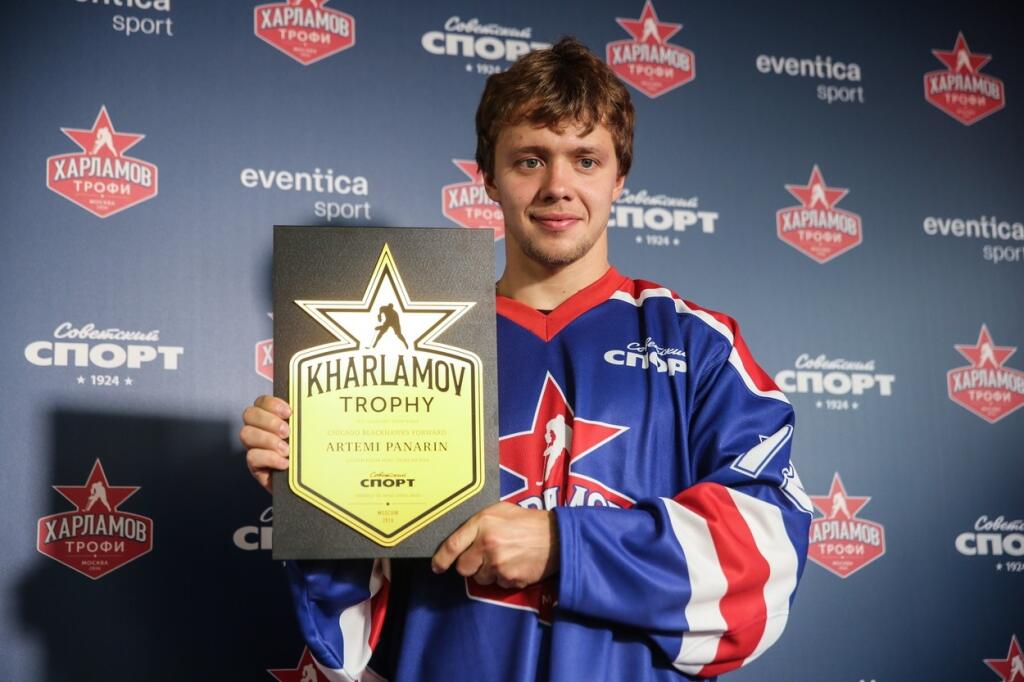Krídelník Chicaga Blackhawks Artemy Panarin získal Kharlamov Trophy na výročnom odovzdávaní cien Kharlamov Trophy za sezónu 2015/2016 NHL. Cenu udeľujú noviny Sovetsky Sport ruskému hokejistovi v NHL, ktorý podal najlepší výkon v sezóne NHL.