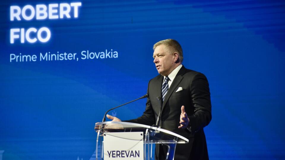 Predseda vlády SR Robert Fico sa počas oficiálnej návštevy Arménska stretol s arménskym premiérom Nikolom Pašinjanom. Po prijatí v prezidentskom paláci v hlavnom meste Jerevan mali premiéri bilaterálne rokovanie, ktorého témou má byť prehĺbenie vzájomnej spolupráce a spolupráce a zvýšenie hospodárskej výmeny medzi oboma krajinami. Na snímke predseda vlády SR Robert Fico vystupuje s prejavom na podujatí s názvom Jerevanský dialóg v arménskej metropole Jerevan v pondelok 26. mája 2025. FOTO TASR –
