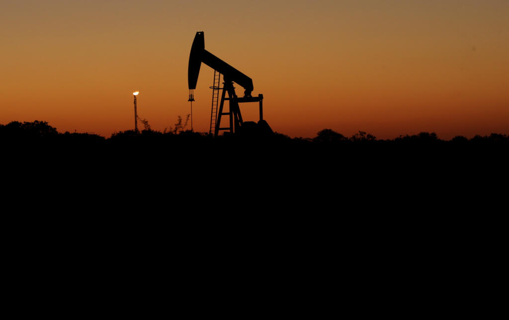 WA 8 Fall City - Ropné pole počas západu slnka v texaskom Falls City v piatok 24. apríla 2020. Ropný trh výrazne zasiahla koronavírusová pandémia. FOTO TASR/AP


A pumpjack sits idle at sunset in Falls City, Texas, Thursday, April 23, 2020. The oil industry continues to suffer due to the ongoing COVID-19 outbreak. (AP Photo/Eric Gay)