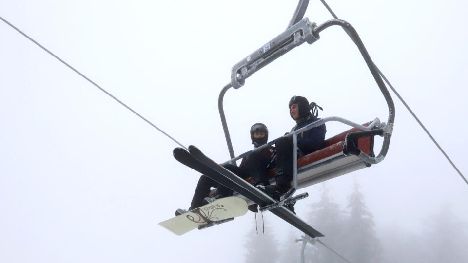 Na snímke lyžiari na lanovke lyžiarskeho strediska Ski Králiky pri Banskej Bystrici 21. decembra 2020. FOTO TASR - Ján Krošlák