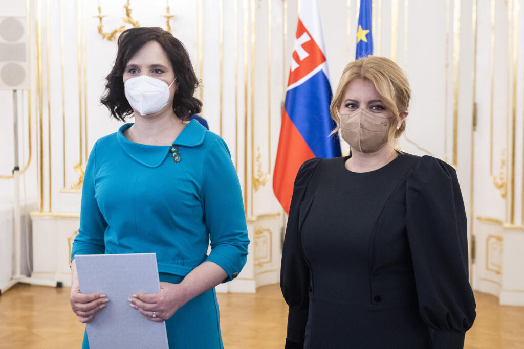Na snímke zľava dočasná ministerka spravodlivosti SR a podpredsedníčka vlády a ministerka investícií, regionálneho rozvoja a informatizácie SR Veronika Remišová (Za ľudí) prijala dekrét od prezidentky SR Zuzany Čaputovej (vpravo) po demisii ministerky spravodlivosti spravodlivosti SR Márii Kolíkovej (Za ľudí) v Prezidentskom paláci v Bratislave v utorok 23. marca 2021. FOTO TASR - Jaroslav Novák