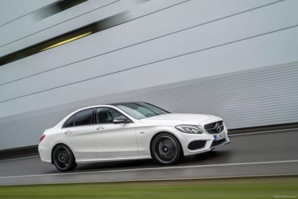 Test Mercedes C 450 AMG: Koní má na rozdávanie