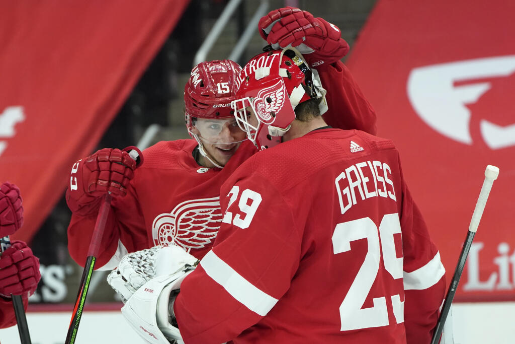 WA 21 Detroit - Hokejisti Detroitu Red Wings Jakub Vrána (vľavo) a brankár Thomas Greiss sa tešia po výhre 7:3 v zápase zámorskej hokejovej NHL Detroit Red Wings - Dallas Stars v Detroite vo štvrtok 22. apríla 2021. Vrána strelil 4 góly. FOTO TASR/AP
Detroit Red Wings' Jakub Vrana celebrates with goaltender Thomas Greiss (29) after beating the Dallas Stars 7-3 in an NHL hockey game Thursday, April 22, 2021, in Detroit. Vrana scored four goals. (AP Photo/Paul Sancya)