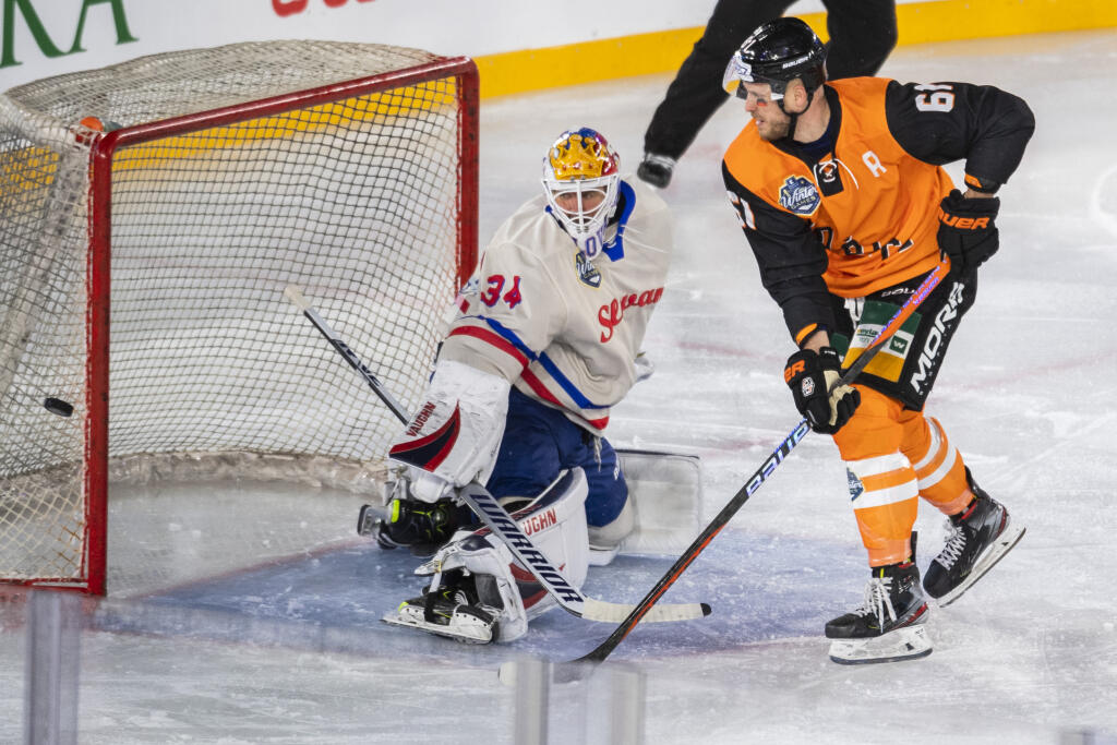 Na snímke zľava brankár Jared Coreau (Slovan) a Marek Bartánus (Košice) počas zápasu 24. kola Tipos extraligy HC Slovan Bratislava - HC Košice pod holým nebom na ploche Národného futbalového štadióna v rámci podujatia Kaufland Winter Games v Bratislave v nedeľu 15. januára 2023.