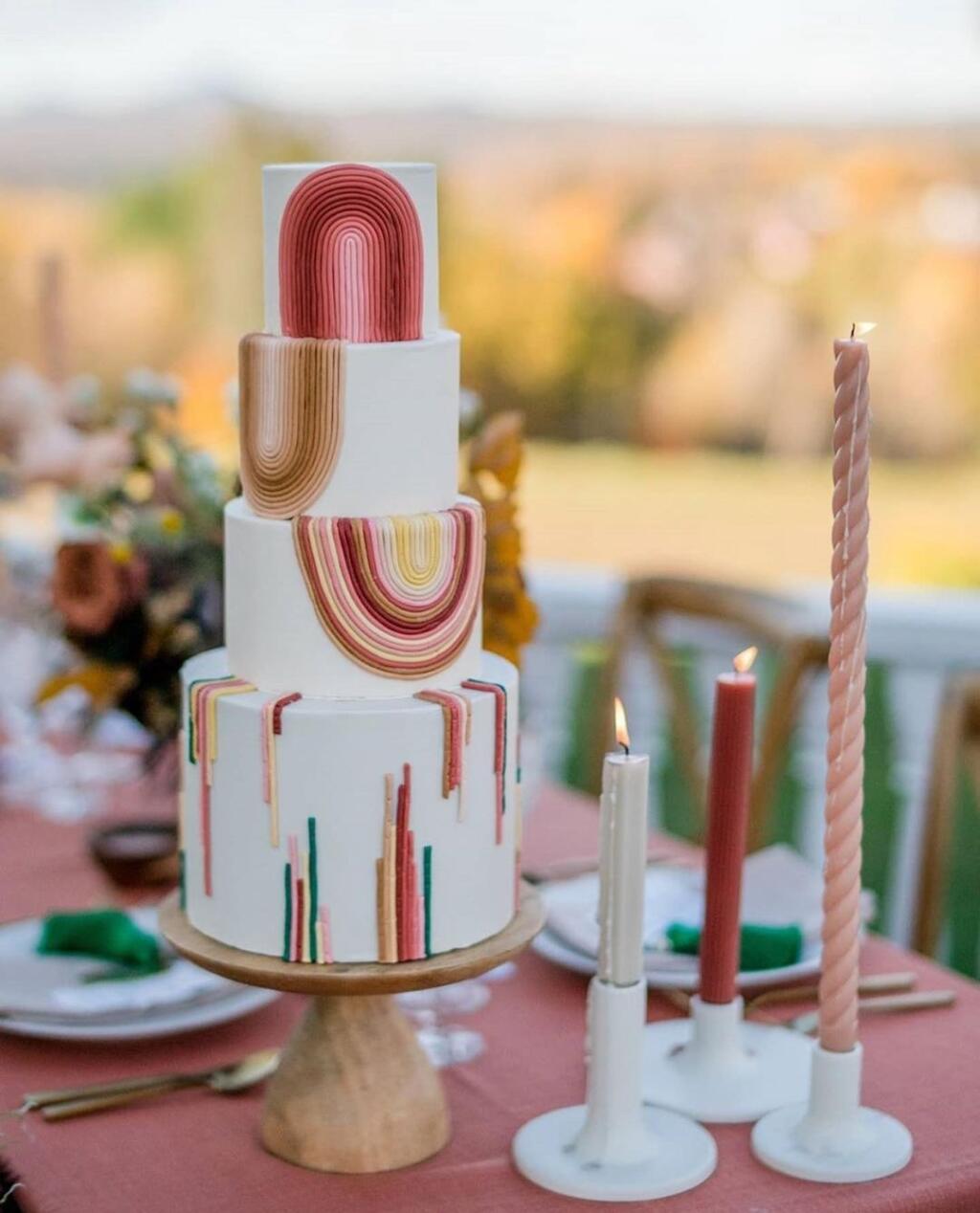Svadobná torta v štýle BOHO s motívom dúhy.