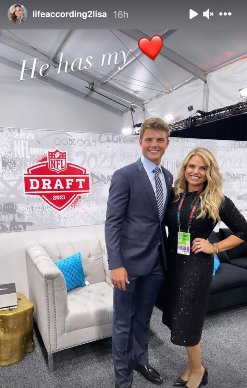 Mladého quarterbacka draftoval New York Jets a na drafte sa s ním objavila poriadne sexi blondína. Internet okamžite začal riešiť, ktože sa to objavil po Wilsonovom boku, až prišiel na to, že to nie je jeho priateľka, ale mama.