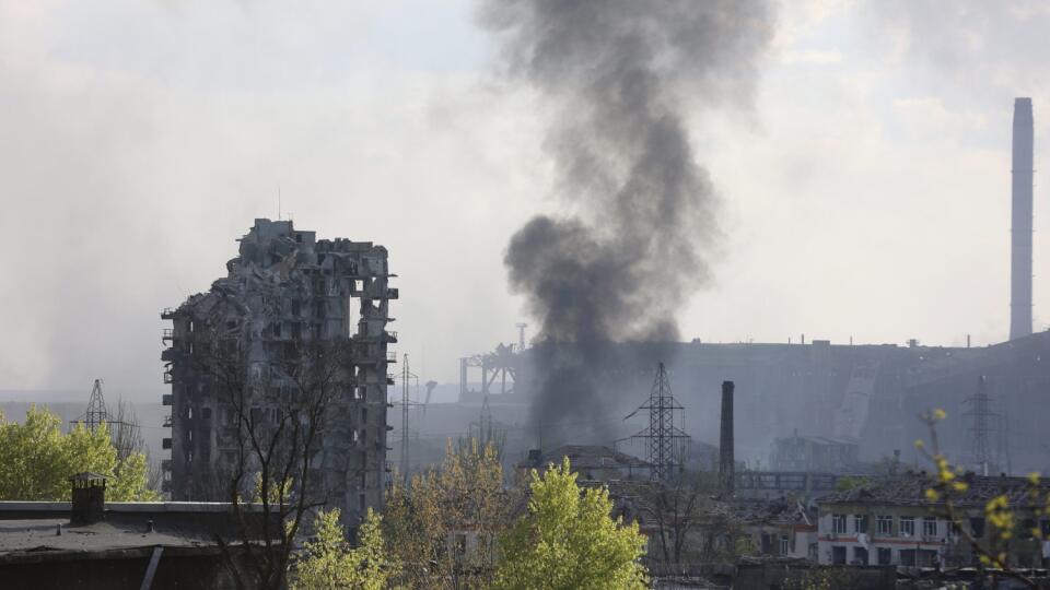 WA 15 Mariupol - Dym stúpa z oceliarní Azovstaľ v obliehanom prístavnom meste Mariupol na juhovýchode Ukrajiny počas 70. dňa ruskej invázie na Ukrajinu v stredu 4. mája 2022. FOTO TASR/AP
Smoke rises from the Metallurgical Combine Azovstal in Mariupol, in territory under the government of the Donetsk People's Republic, eastern Ukraine, Wednesday, May 4, 2022. (AP Photo/Alexei Alexandrov)