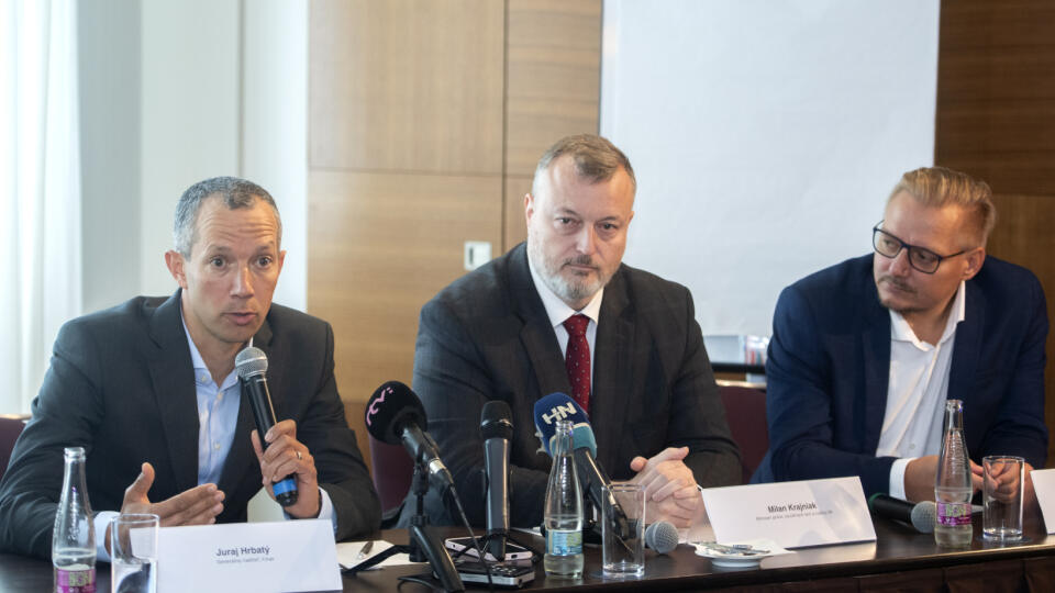 Zľava generálny riaditeľ Finax Juraj Hrbatý, minister práce, sociálnych vecí a rodiny SR Milan Krajniak (Sme rodina) a odborník na investície a dôchodky Ján Šebo.
