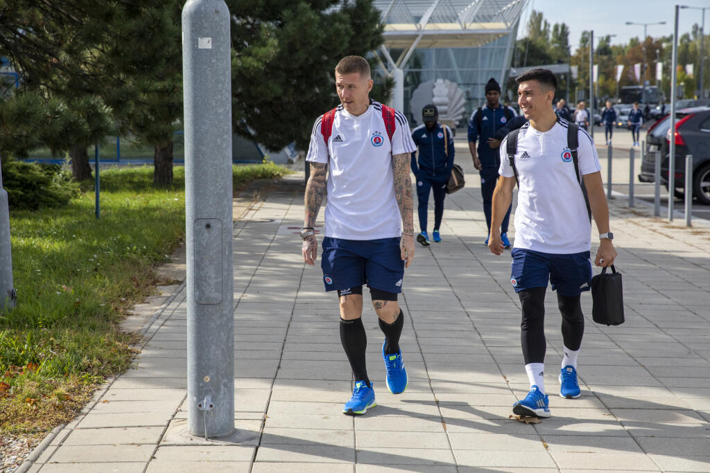 Na snímke sú futbalisti a funkcionári Slovana Bratislava pred odletom do Bazileja.
Juraj Kucka vľavo.