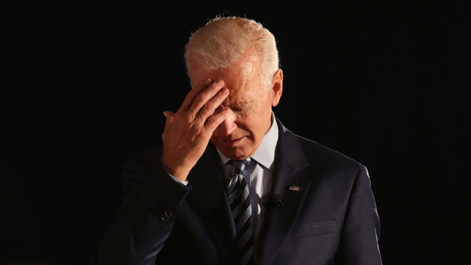 Americký prezident Joe Biden si podľa The Telegraphu asi neuvedomil, že jeho rozhovor so starostom mesta Fort Myers Beach nahráva mikrofón