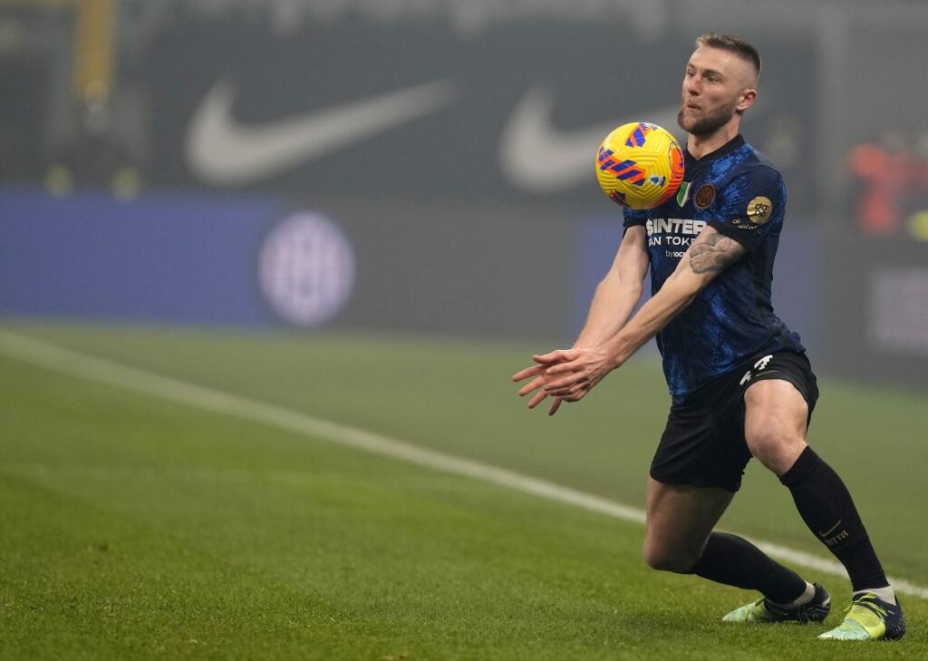 Na snímke slovenský obranca Interu Milan Škriniar s loptou v zápase 24. kola talianskej Serie A vo futbale Inter Miláno - AC Miláno v sobotu 5. februára 2022.
Inter Milan's Milan Skriniar controls the ball during the Serie A soccer match between Inter Milan and AC Milan at the San Siro Stadium, in Milan, Italy, Saturday, Feb. 5, 2022. (AP Photo/Antonio Calanni)