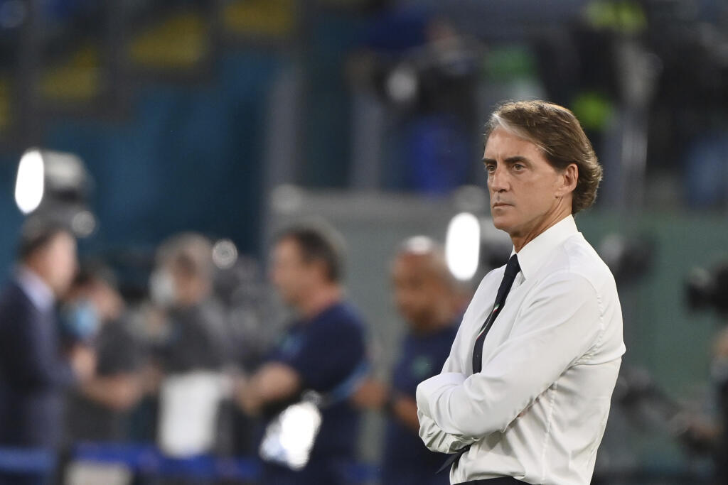 EBE 40 Rím - Na snímke tréner Talianska Roberto Mancini pred zápasom A-skupiny na majstrovstvách Európy vo futbale 2021 Taliansko – Švajčiarsko v stredu 16. júna 2021 v Ríme. FOTO TASR/AP
Italy coach Roberto Mancini stands on the pitch prior to the start of the Euro 2020 group A soccer match between Italy and Switzerland, in Rome's Olympic Stadium, Wednesday, June 16, 2021. (Alfredo Falcone/LaPresse via AP)