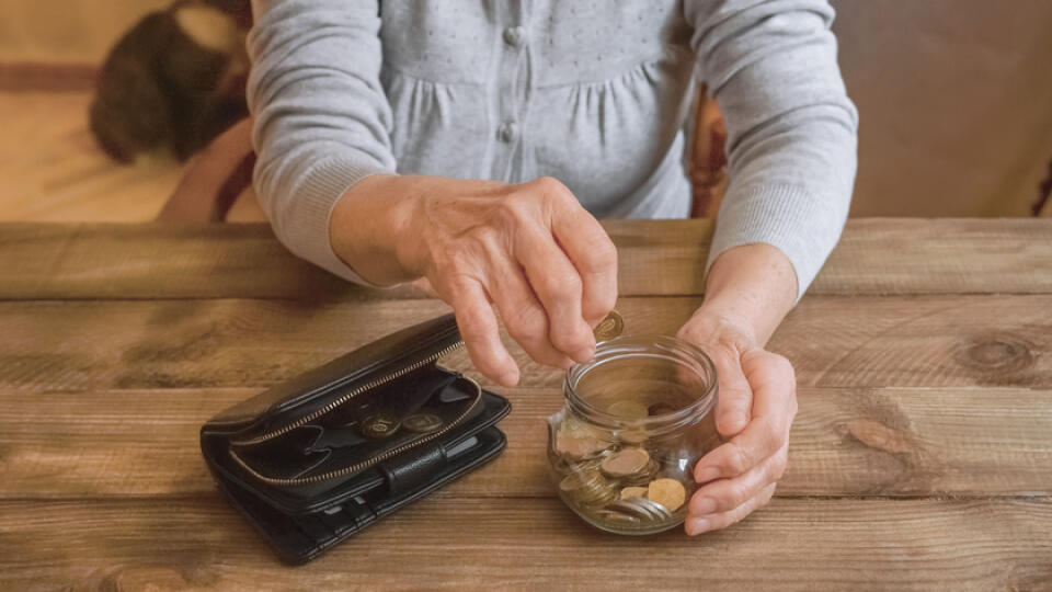 Old,Wrinkled,Hand,Holding,Jar,With,Coins,,Empty,Wallet,,Wooden