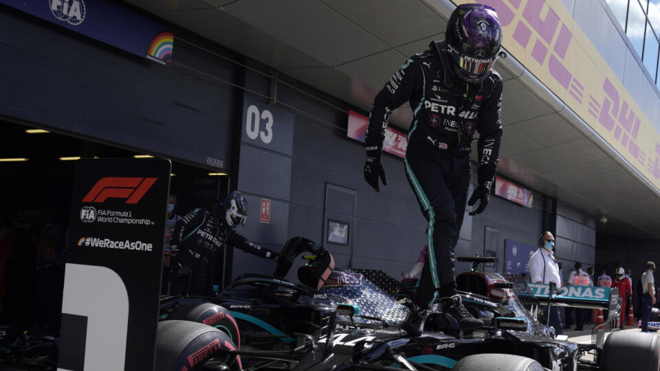 WA 55 Silverstone - Jazdec tímu Mercedes Brit Lewis Hamilton, ktorý si vybojoval pole position na Veľkej cene Veľkej Británie seriálu MS F1 na okruhu v Silverstone 1. augusta 2020. FOTO TASR/AP
Mercedes driver Lewis Hamilton of Britain celebrates after he clocked the fastest time during the qualifying session for the British Formula One Grand Prix at the Silverstone racetrack, Silverstone, England, Saturday, Aug. 1, 2020. The British Formula One Grand Prix will be held on Sunday. (Will Olive