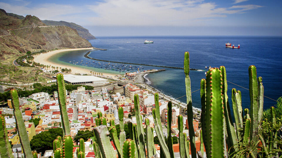 Kúsok od hlavného mesta ostrova Tenerife je príjemná dedinka San Andrés s veľkou plážou.