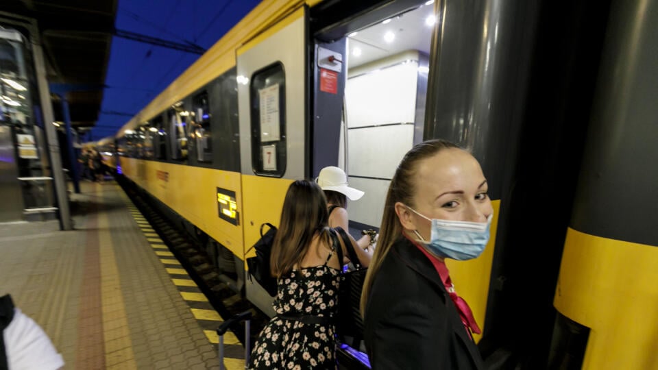 Vlak prišiel v stredu ráno do severochorvátskeho prístavného mesta Rijeka a odtiaľ turistov autobusmi rozviezli do ich destinácií popri pobreží Jadranského mora.