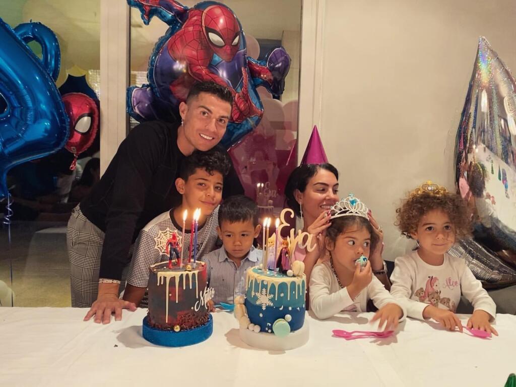 Cristiano Ronaldo a Georgina Rodriguez spolu vychovávajú zatiaľ štyri deti.