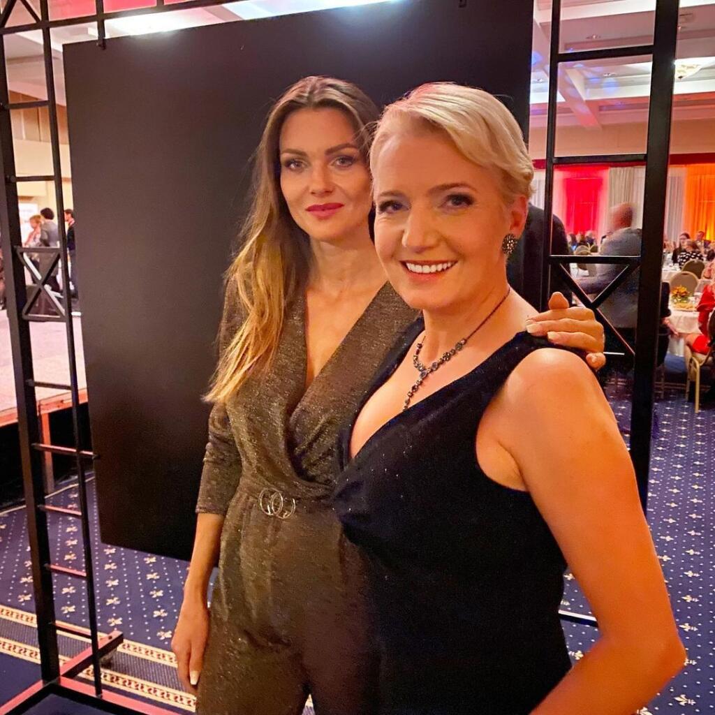 Aneta Parišková nahodila sexi šaty s výstrihom. Vedľa nej Martina Schindlerová.