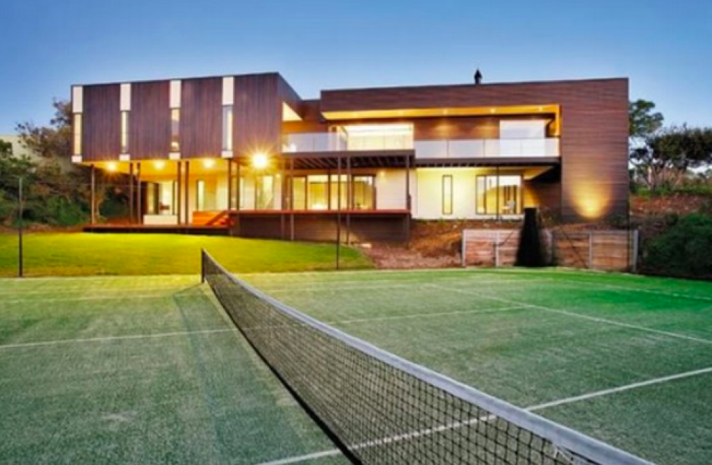 Federerovci pri letnej dovolenke v Dubaji nemusia bookovať hotel, pretože aj v tomto meste kúpil Roger dom. Viac ako na slnenie pri mori využíva túto rezidenciu na tréning, keďže luxusné sídlo má vlastný kurt.