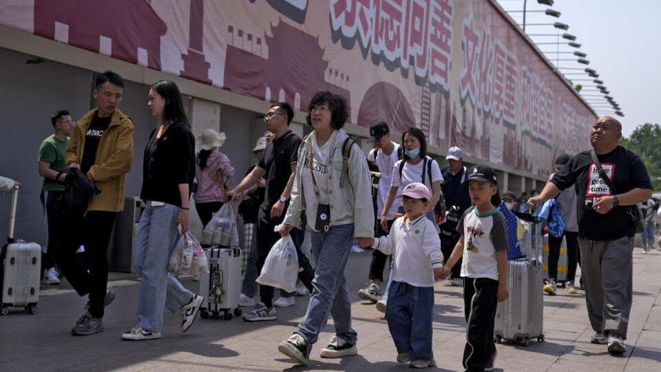 JB 39 Peking - Cestujúci s kuframi prichádzajú na železničnú stanicu na konci májových prázdnin May Day holiday v Pekingu 3. mája 2023. FOTO TASR/AP
Travelers with luggage arrive at a railway station to catch their trains at the end of the May Day holiday, in Beijing, Wednesday, May 3, 2023. (AP Photo/Andy Wong)