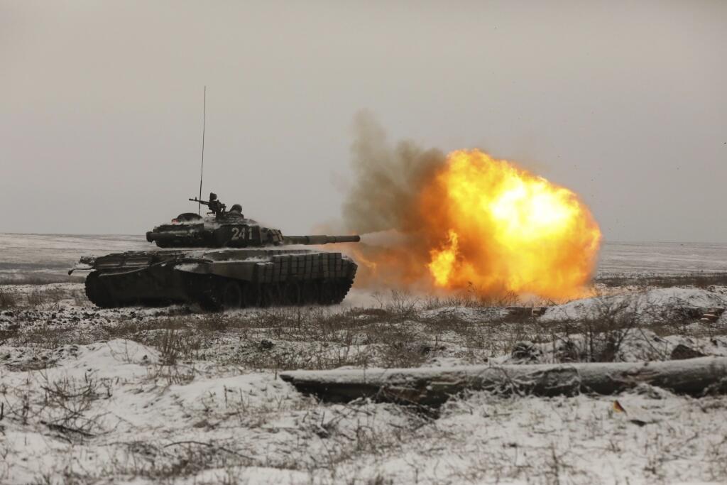 KK16  Rostov na Done - Ruský tank T-72B3 počas vojenského cvičenia v Rostovskej oblasti na juhu Ruska 12. januára 2022. Západný vojenský okruh ruských ozbrojených síl organizuje v regiónoch blízko hraníc Ukrajiny cvičenie, na ktoré vyslal asi 3000 vojakov a 300 kusov vojenskej techniky. FOTO TASR/AP
A Russian tank T-72B3 fires as troops take part in drills at the Kadamovskiy firing range in the Rostov region in southern Russia, Wednesday, Jan. 12, 2022. Russia has rejected Western complaints abo