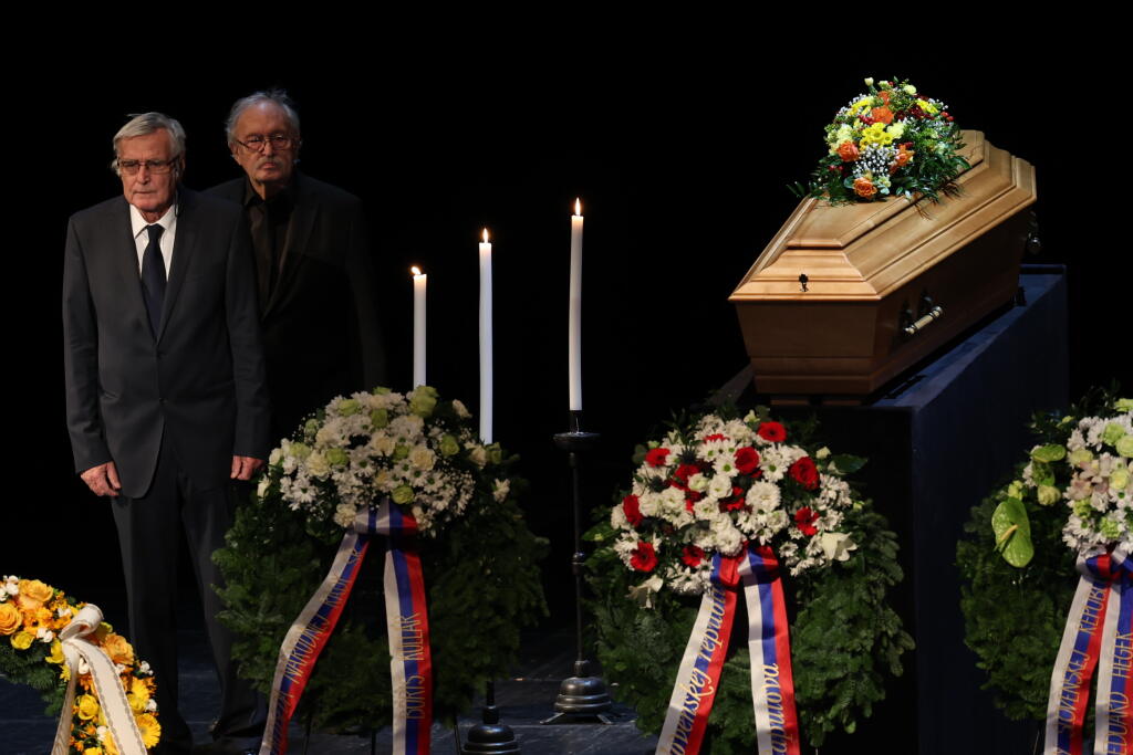 Posledná rozlúčka s Marínou Kráľovičovou v SND. Pri rakve sa jej poklonili Dušan Jamrich a František Kovár.