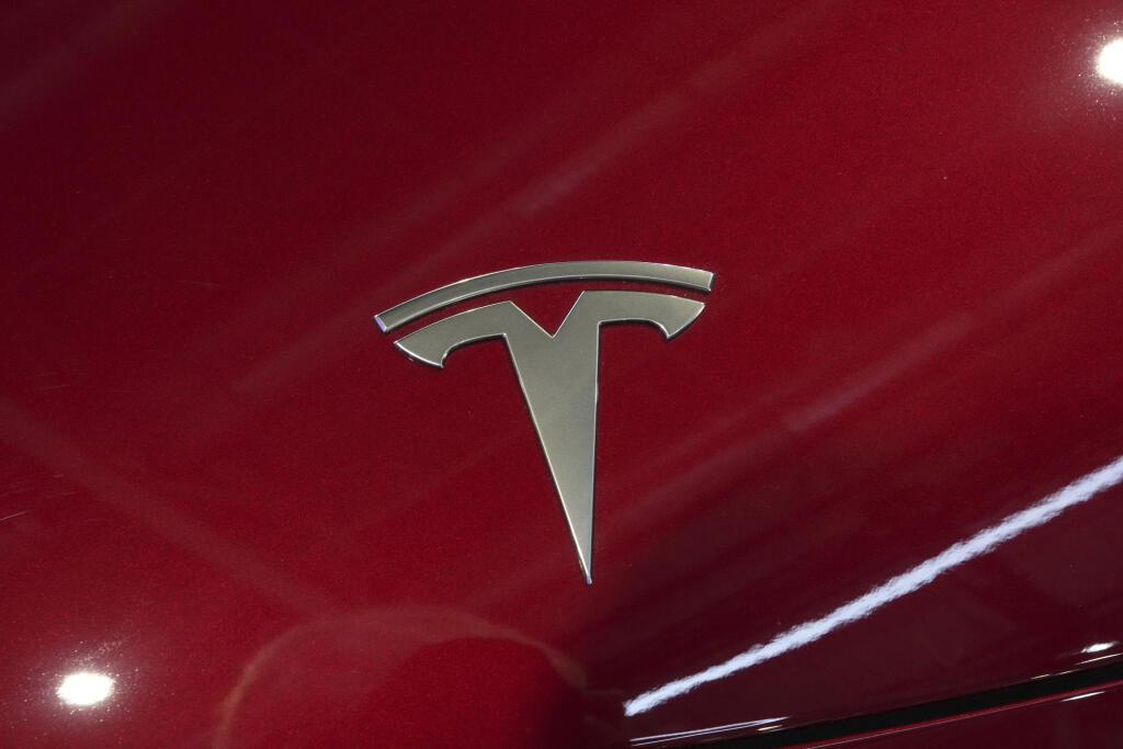 AZ1 archív Paríž - Na archívnej snímke z 10. októbra 2024 logo elektromobilu Tesla v Paríži. Americký výrobca elektromobilov Tesla v roku 2024 zvýšil svoj predaj v Číne o 8,8 % na rekordných 657.000 vozidiel. Spoločnosť tak pokračovala v expanzii na vysoko konkurenčnom trhu v období, keď prvýkrát vo svojej histórii zaznamenala celoročný pokles globálnych dodávok. FOTO TASR/AP

FILE - The logo of Tesla car is pictured at the Paris Auto Show, in Paris, Oct. 14, 2024. (AP Photo/Michel Euler, File)