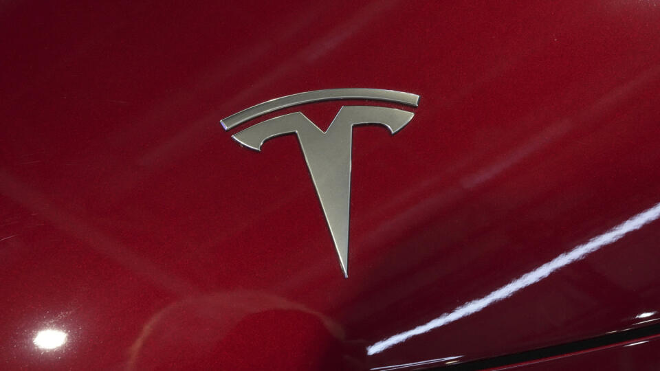AZ1 archív Paríž - Na archívnej snímke z 10. októbra 2024 logo elektromobilu Tesla v Paríži. Americký výrobca elektromobilov Tesla v roku 2024 zvýšil svoj predaj v Číne o 8,8 % na rekordných 657.000 vozidiel. Spoločnosť tak pokračovala v expanzii na vysoko konkurenčnom trhu v období, keď prvýkrát vo svojej histórii zaznamenala celoročný pokles globálnych dodávok. FOTO TASR/AP
FILE - The logo of Tesla car is pictured at the Paris Auto Show, in Paris, Oct. 14, 2024. (AP Photo/Michel Euler, File)