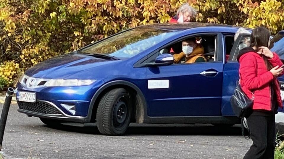 Takto spevák vozil seniorov na očkovanie aj z neho.