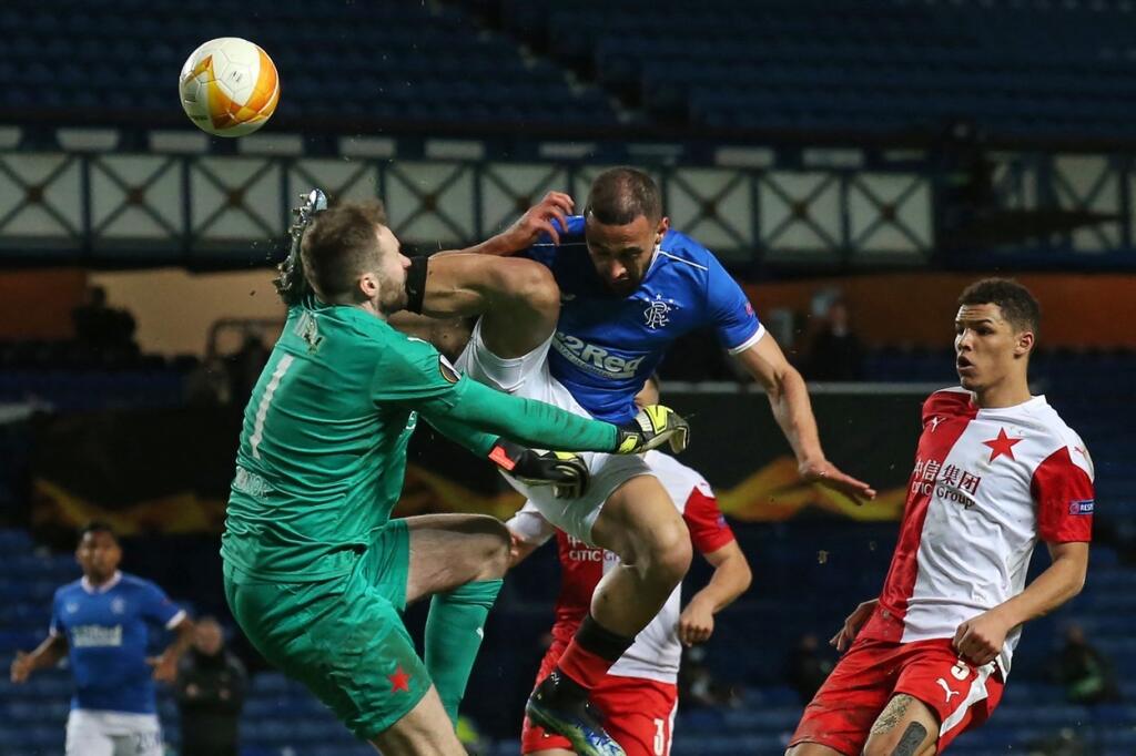 Útočník Rangers zložil brankára Slavie kopom, ktorý skôr pripomína bojové športy.