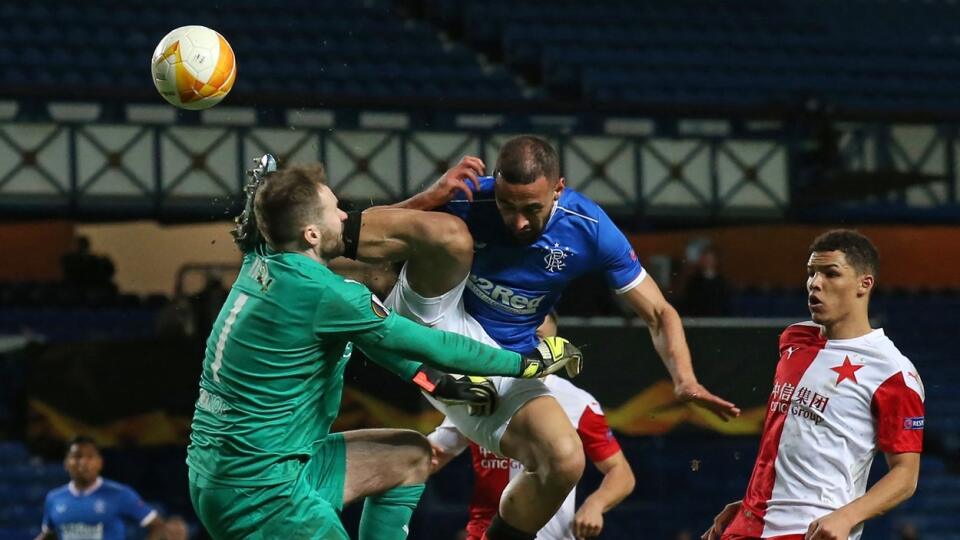 Útočník Rangers zložil brankára Slavie kopom, ktorý skôr pripomína bojové športy.