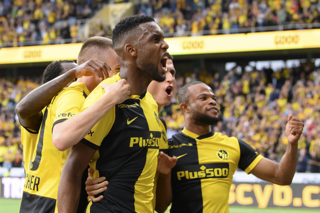 EBE 50 Bern - Na snímke útočník Bernu Jordan Siebatcheu oslavuje svoj gól z penalty v odvete 2. predkola Ligy majstrov vo futbale Young Boys Bern - ŠK Slovan Bratislava v Berne 28. júla 2021. FOTO TASR/AP
Young Boys' Jordan Siebatcheu scores a penalty past Slovan Bratislava's goalkeeper Adrian Chovan, left, during the Champions League second qualifying round, second leg soccer match between Switzerland's Young Boys' Bern and Slovakia's SK Slovan Bratislava at the Wankdorf stadium in Bern, S