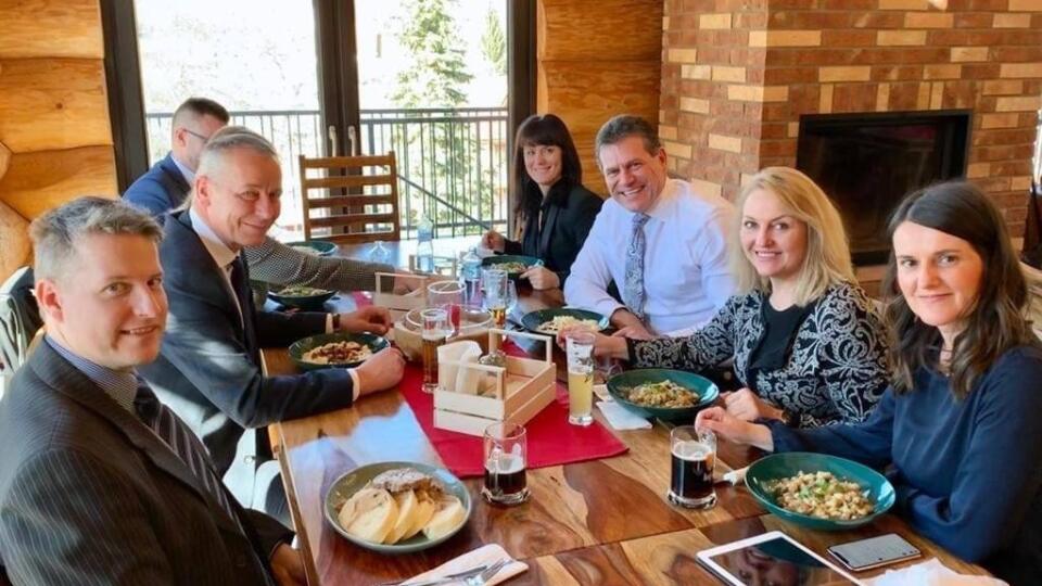 Šefčovič počas obeda s banskobystrickým primátorom Jánom Noskom. Okrem manželky s ním sedí aj Renáta Goldírová a Gabriela Kečkéšová.