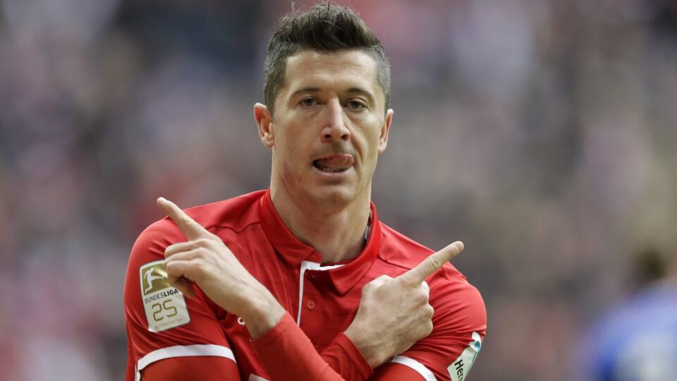 Hráč Bayernu Mníchov Robert Lewandowski oslavuje úvodný gól do bránky Schalke vo futbalovom zápase nemeckej Bundesligy FC Bayern Mníchov - FC Schalke 04 na štadióne v Mníchove 4. februára 2017. FOTO TASR/AP

Bayern's Robert Lewandowski celebrates after scoring his side's opening goal during the German Bundesliga soccer match between FC Bayern Munich and FC Schalke 04 at the Allianz Arena stadium in Munich, Germany, Saturday, Feb. 4, 2017. (AP Photo/Matthias Schrader)