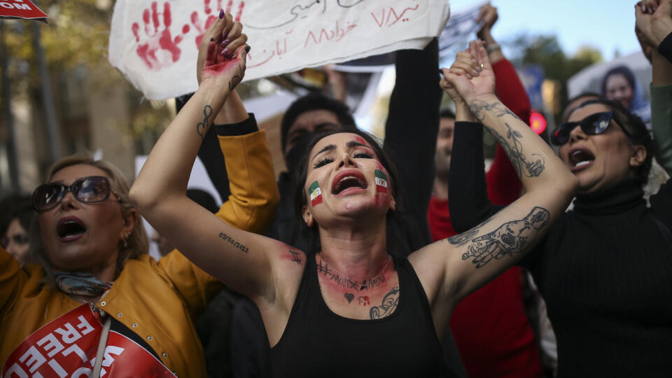 JB 8 Istanbul - Iránske ženy protestujú proti iránskej vláde v súvislosti s násilnou smrťou mladej Kurdky v Iráne počas demonštrácie pred Iránskym konzulátom v Istanbule 17. októbra 2022. Tisíce ľudí vyšli v pondelok do ulíc Istanbulu, aby vyjadrili nesúhlas s postupom iránskej vlády voči protestom, ktoré v tejto krajine prepukli po smrti mladej Kurdky Mahsy Amíníovej 17. septembra. FOTO TASR/AP

Iranian women shout slogans to protest over the death of Mahsa Amini during a demonstration outside 