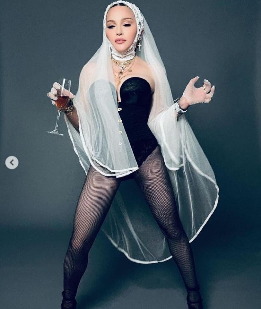 Madonna má na svojich fotografiách vyretušovanú tvár.