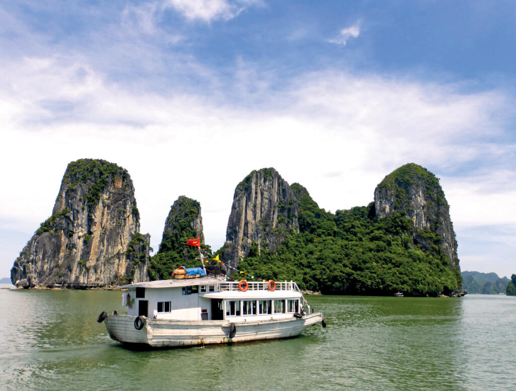 Jednou z najväčších atrakcií Vietnamu sú plavby po zátoke Halong.