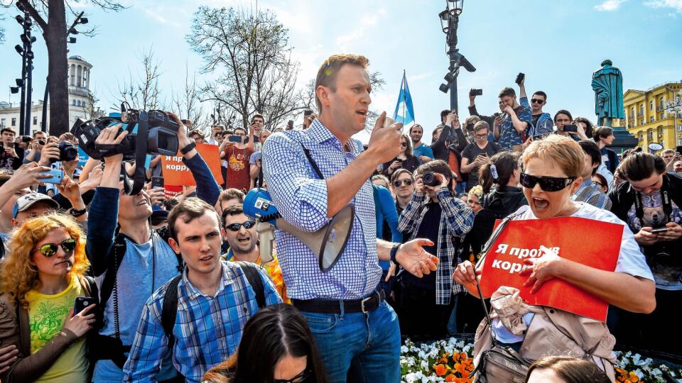 PROTIVLÁDNE AKTIVITY Na fotografii z mája 2018 reční Navaľnyj na zhromaždení proti znovuzvoleniu Putina.