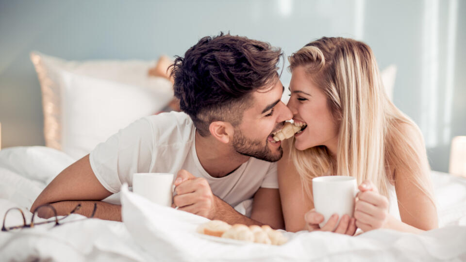 Cute,Couple,Having,Breakfast,In,Bed,In,The,Bedroom.couple,Lying