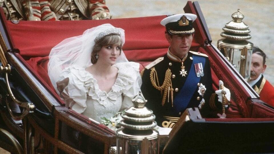 1. Princ Charles (68) a Diana Spencer (†36) – Najdrahšia svadba v histórii bola udalosťou, ku ktorej sa spomienkami na nebohú princeznú vracajú milióny ľudí po celom svete. Kráľovská svadba mala predpoveď kráľovský život, no opak bol pravdou. Následník britského trónu si vzal Lady Di v roku 1981 a na novomanželov hľadeli snáď každý, kto mohol. Presnejšie, v televízii sledovalo obrad spolu 750 miliónov divákov, udalosť zaznamenávali dva milióny novinárov a zúčastnili sa jej desiatky prominentov. 