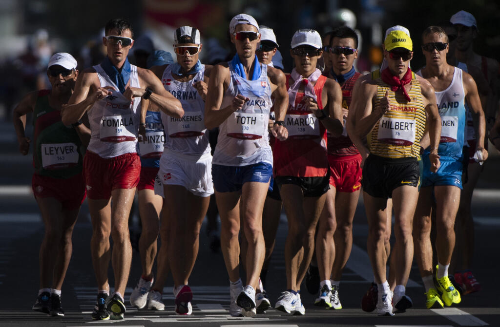 Na snímke slovenský reprezentant v chôdzi na 50 km Matej Tóth (uprostred) počas pretekov na XXXII. letných olympijských hrách 2020 v japonskom Sappore v piatok 6. augusta 2021. FOTO TASR - Martin Baumann