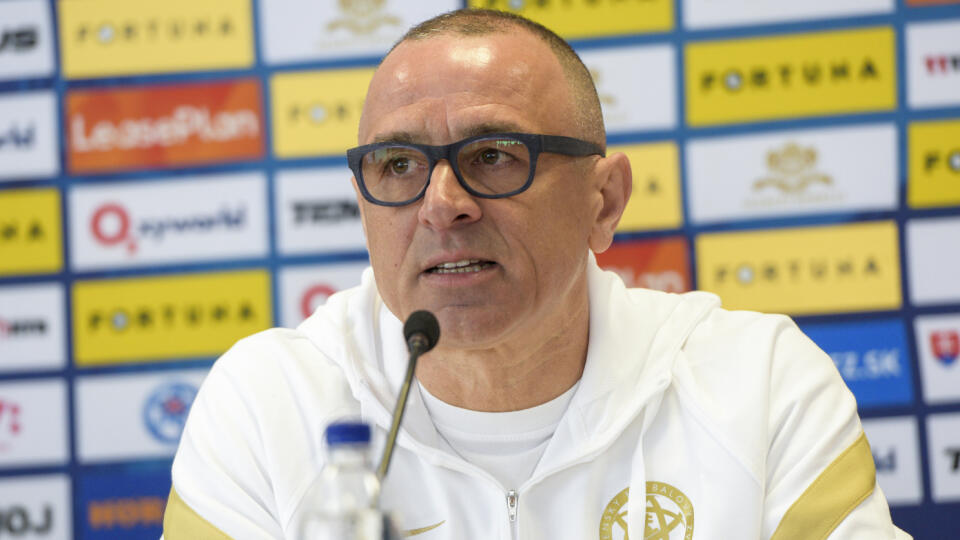 Tlačová konferencia s trénerom Francescom Calzonom k nominácii.