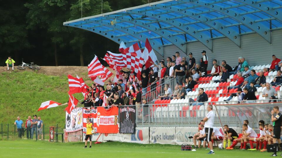 Na snímke hľadisko zvolenského štadióna počas 1. kola nadstavbovej časti 2. ligy MFK Dukla Banská Bystrica (ZV) - FK Železiarne Podbrezová  13. júna 2020 vo Zvolene. FOTO TASR - Ján Krošlák 
