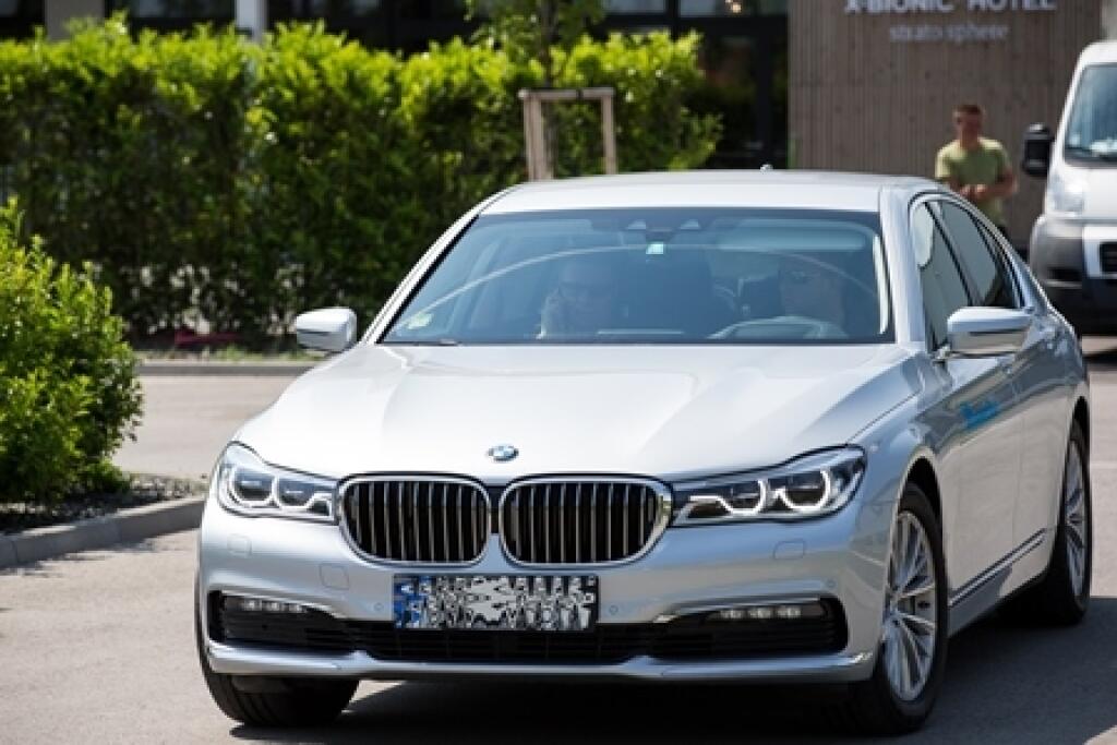 Luxusne sa vozí aj prezident Slovenského futbalového zväzu Ján Kováčik. Do Šamorína na zraz pred Litvou dorazil na BMW radu 7 s nálepkou sponzora. Rovnaké limuzíny vozia aj slovenských štátnikov. Ich cena sa pohybuje od 87-tisíc eur vyššie, samozrejme záleží od motorizácie a výbavy.
