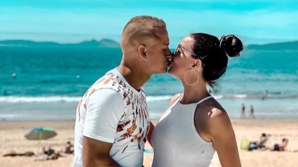 Stano Lobotka zavesil na sociálne siete fotografiu a vše vraviaci emotikón dvoch dospelých a dieťatka.